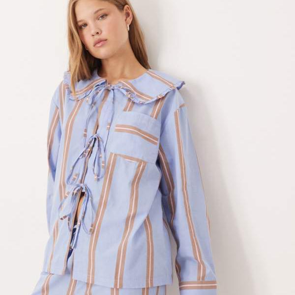 エイソス ASOS asos ASOS DESIGNの蝶ネクタイ付きシャツとワイドレッグパンツのパジャマセット（ブルー＆ブラウンのストライプ） パンツ ボトム レディース 女性 インポートブランド 小さいサイズから大きいサイズまで 16,265円