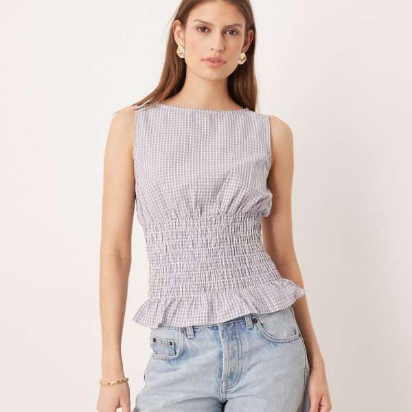 グラマラス Glamorous 裾にフリルが付いた、ブルーチェックの華やかなシャーリングウエストトップス トップス レディース 女性 インポートブランド 小さいサイズから大きいサイズまで