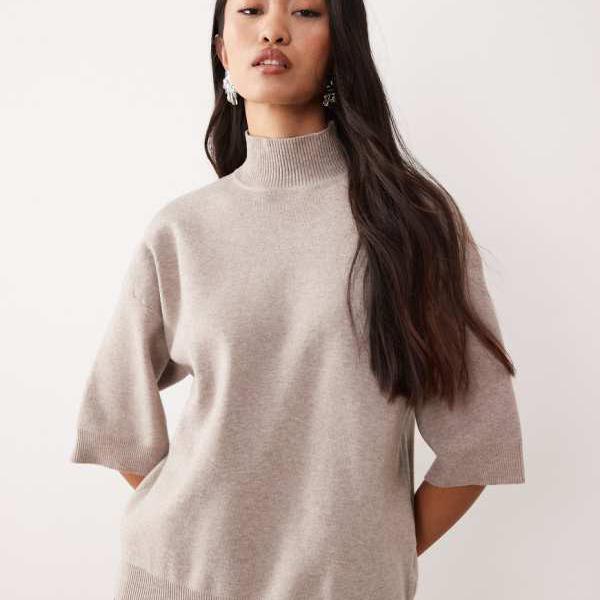 プリティーラビッシュ Pretty Lavish Pretty Lavishのニットロールネッククロップドスリーブジャンパー（ベージュ） トップス レディース 女性 インポートブランド 小さいサイズから大きいサイズまで 17,650円