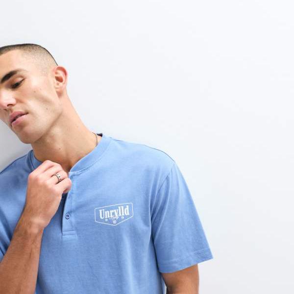 エイソス ASOS asos ASOS DESIGNのヘビーウェイト、ゆったりとしたボックス席影ぼうしのスポーツシャツ。前胸部に教科書グラフィック入り口・入口、ブルーウォッシュ完成。 トップス メンズ 成人男性 インポートブランド 弱められた大きさから馬鹿でかい大きさまで