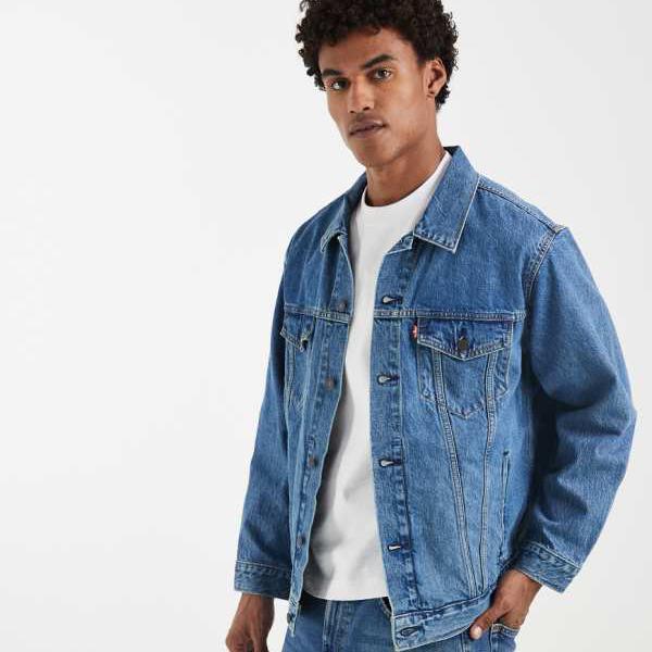 リーヴァイズジーンズ  Levi\u0027s リーヴァイズジーンズのリラックスフィットデニムトラッカージャケット（ミッドウォッシュブルー） かぶり笠 メンズ 成人男性 インポートブランド
