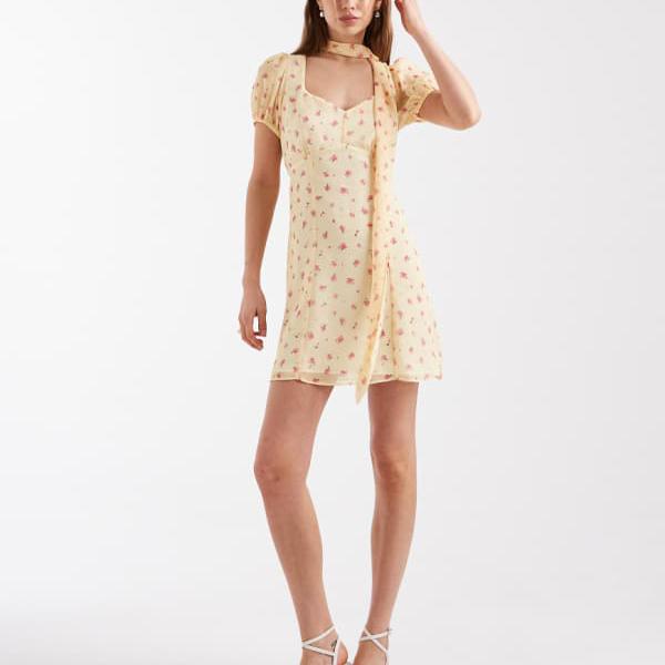 ニュールック New Look ニュー・ルックの小花柄シフォンスカーフミニドレス（イエローフローラル） ワンピース レディース 女性 インポートブランド 小さいサイズから大きいサイズまで