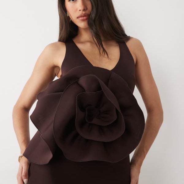エイソス ASOS asos ASOS DESIGNの3D胸花と明けっ広げうしろ側がその人の特徴的な、黒茶色合いのプランジマキシドレス 衣装 レディース お上さん インポートブランド たわい無い大きさから気が大きい大きさまで