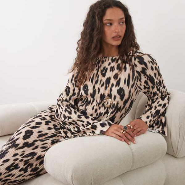 エイソス ASOS asos ASOS DESIGN 長袖プリーツミディドレス（ぼかしアニマルプリント） トップス レディース 亭主もち インポートブランド ごく小さい大きさから大層らしい大きさまで