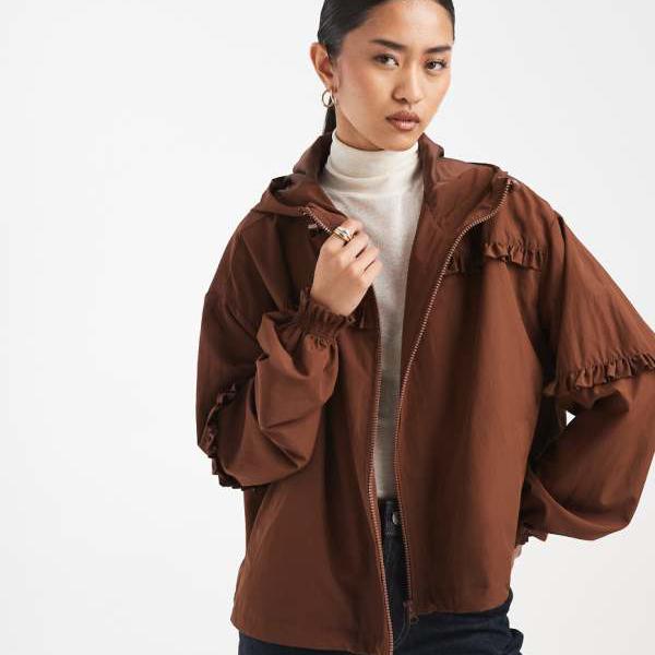 ミスセルフリッジ Miss Selfridge  ミスセルフリッジのフリルウエストウィンドブレーカー（黒茶色） アウター レディース 成人女性 インポートブランド 弱められた大きさから馬鹿でかい大きさまで