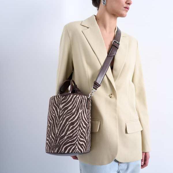 トップショップ Topshop TOPSHOP トップショップ カーラ クロスボディ キャンバス バケットバッグ ゼブラ柄 帽子 レディース 女性 インポートブランド