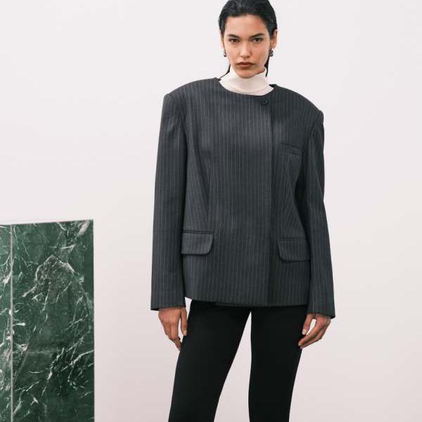 エイソス ASOS asos ASOS DESIGNのテーラード ストロングショルダー ノーカラーブレザー（グレー ピンストライプ） アウター レディース 女性 インポートブランド 小さいサイズから大きいサイズまで