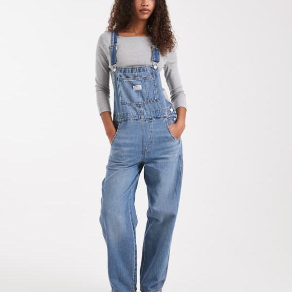 リーバイス Levi's リーバイスのヴィンテージフィットデニムショートダンガリー（ライトブルー） パンツ ボトム レディース 女性 インポートブランド 小さいサイズから大きいサイズまで
