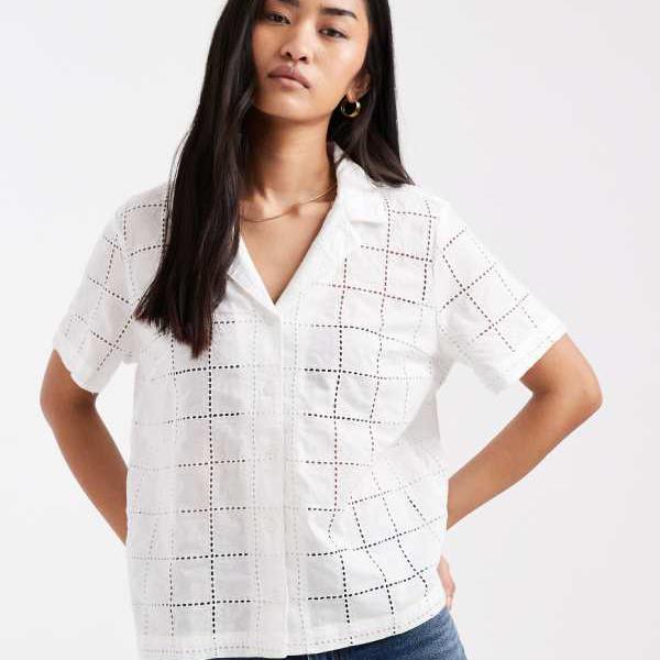 リーバイス Levi's リーバイスの刺繍入りボックスシルエットデニムシャツ（エクリュ） トップス レディース 女性 インポートブランド 小さいサイズから大きいサイズまで｜セレクトショップ　Diva　Closet 25,596円