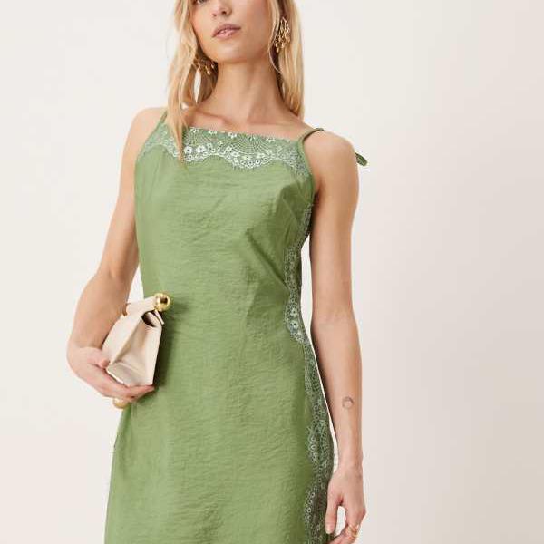 エイソス ASOS asos ASOS DESIGN プチサイズ キャミソール スクエアネック クリンクルサテン レースディテール マキシドレス グリーン ワンピース レディース 女性 インポートブランド 小さいサイズから大きいサイズまで