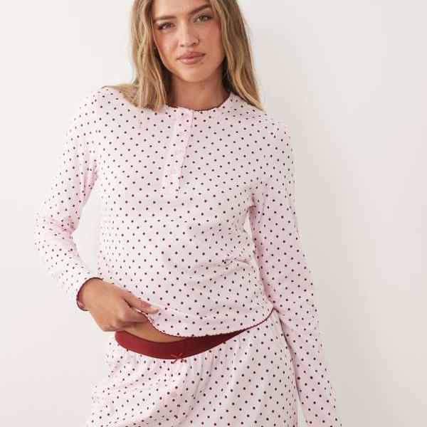 エイソス ASOS asos ASOS DESIGN 交ぜ合わせる＆擦り付け木 長袖ヘンリーネックパジャマトップ サクラ色＆バーガンディドット柄 トップス レディース 成人女性 インポートブランド 弱められた大きさから馬鹿でかい大きさまで