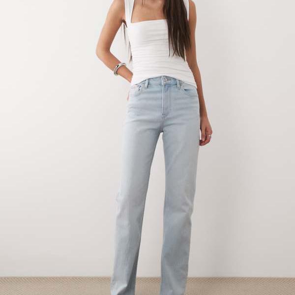 カルバンクラインジーンズ Calvin Klein Jeans カルバン・クライン・ジーンズのハイライズストレートレッグジーンズ（ライトウォッシュブルー）  下つ方  レディース 成人女性 インポートブランド 弱められた大きさから馬鹿でかい大きさまで