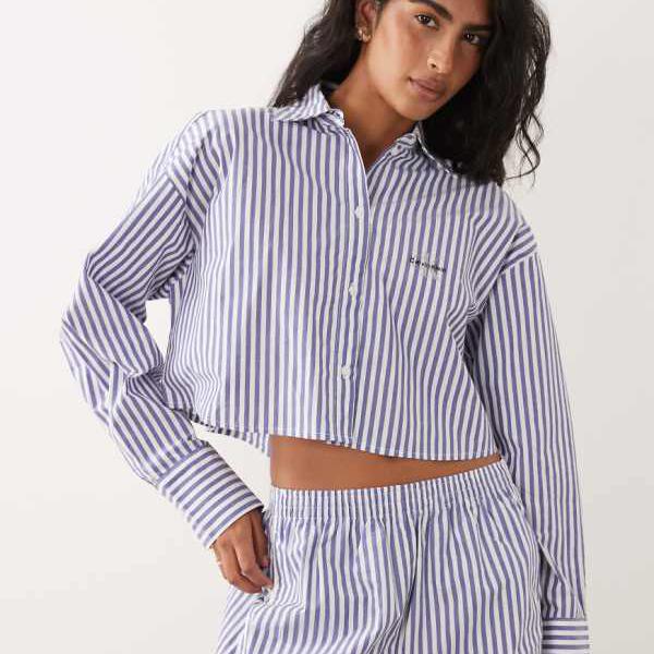 カルバンクライン Calvin Klein カルバン・クラインのロゴタイプ入り口・入口セットアップ、クロップド丈ポプリンプルオーバー（青色縞模様） トップス レディース お上さん インポートブランド たわい無い大きさから気が大きい大きさまで