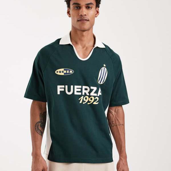 エイソス ASOS asos ASOS DESIGNの伸び伸びするポロプルオーバー（ダイアログボックスと蹴球グラフィック、うす暗い緑であること） トップス メンズ 成人男性 インポートブランド たわい無い大きさから気が大きい大きさまで