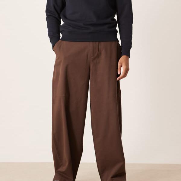 エイソス ASOS asos ASOS DESIGN オーバーサイズ バギーチノパン(ブラウン、プリーツ入り) パンツ ボトム メンズ 男性 インポートブランド 小さいサイズから大きいサイズまで