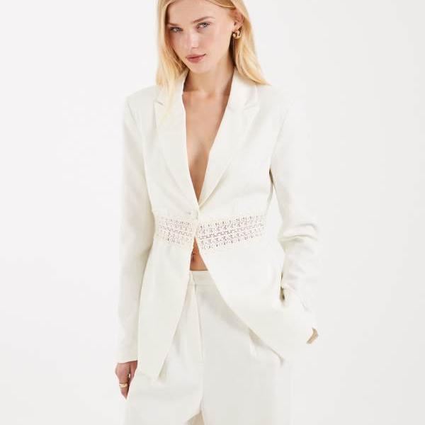 ミスセルフリッジ Miss Selfridge  ミスセルフリッジのレースインサートシンチブレザーコーデ（アイボリー） アウター レディース 女性 インポートブランド 小さいサイズから大きいサイズまで