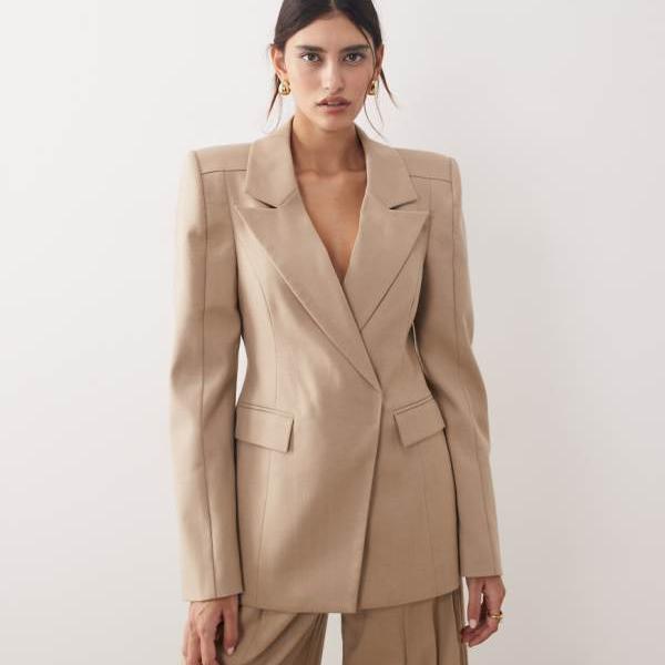 ストーンで仕立てた構造的なブレザーコーデをアレンジ アウター レディース 女性 インポートブランド 小さいサイズから大きいサイズまで
