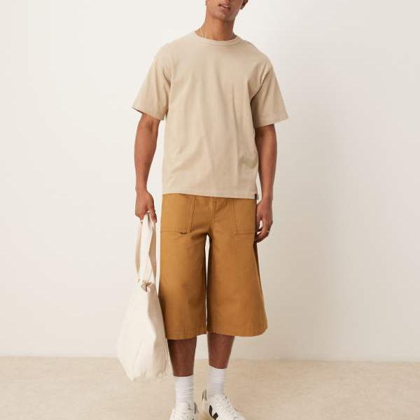 エイソス ASOS asos ASOS DESIGNの長め丈ショートパンツ（タン色、刺繍入りバックポケット付き） パンツ ボトム メンズ 男性 インポートブランド 小さいサイズから大きいサイズまで