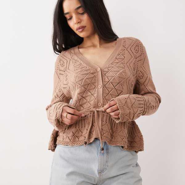 ミスセルフリッジ Miss Selfridge ミス・セルフリッジのミックスクロシェVネックペプラムヘムカーディガン（キャメル） トップス レディース 女性 インポートブランド 小さいサイズから大きいサイズまで