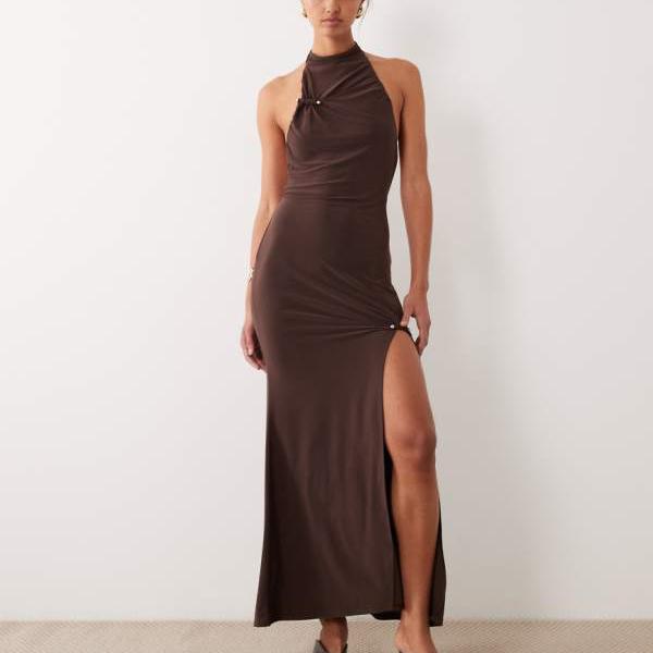 エイソス ASOS asos ASOS DESIGNのカットアウェイホルターネックマキシドレス（金具付き、ブラウン） ワンピース レディース 女性 インポートブランド 小さいサイズから大きいサイズまで