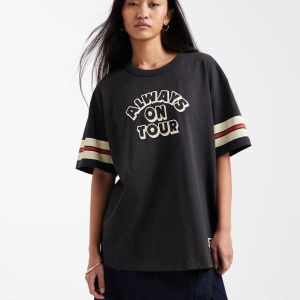 リーバイス Levi's リーバイスのオーバーサイズ オン ツアー グラフィック T シャツ (ブラック) トップス レディース 女性 インポートブランド 小さいサイズから大きいサイズまで 14,470円