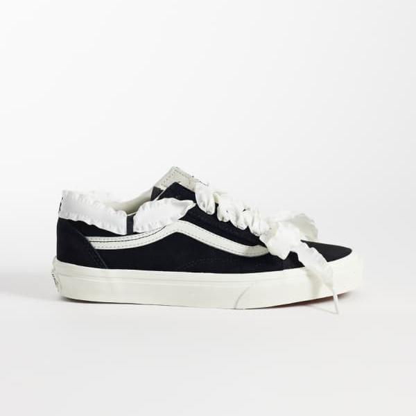 ヴァンズ Vans VANS バンズ レースディテールが施された黒と白のVans Old Skoolスニーカー 靴 レディース 女性 インポートブランド 小さいサイズから大きいサイズまで｜セレクトショップ　Diva　Closet