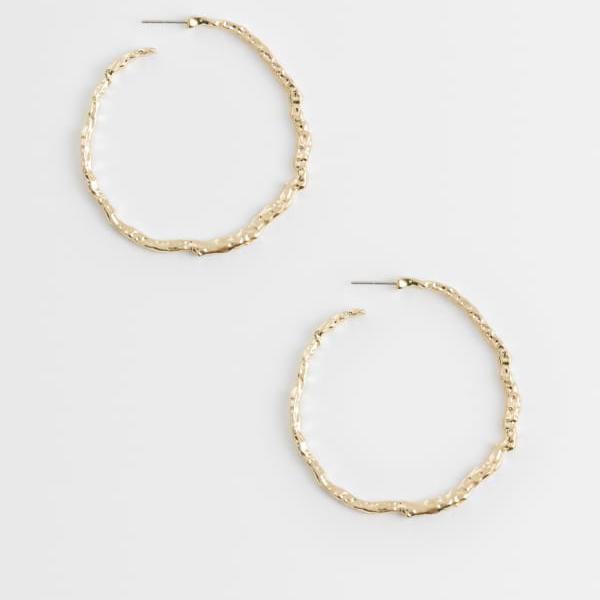 デザインビーdesignb DesignB DesignB Londonのゴールドの大きなハンマー加工フープピアス アクセサリー レディース 女性 インポートブランド｜セレクトショップ　Diva　Closet