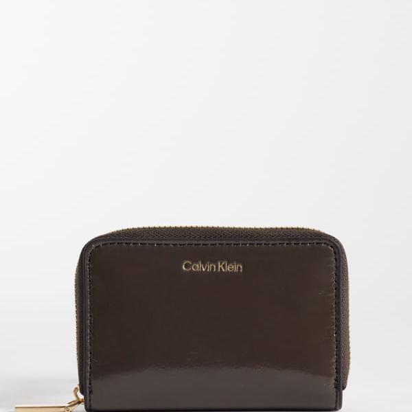 カルバンクライン Calvin Klein カルバン・クラインの箔押しロゴタイプ入り口・入口光輝ジップ金入れ（黒茶赤銅色） 付属物  レディース 亭主もち インポートブランド