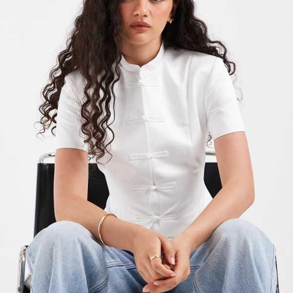 エイソス ASOS asos ASOS DESIGN 甚だしい繻子 マンダリンカラー 半袖上衣 象牙色 アウター レディース 成人女性 インポートブランド 弱められた大きさから馬鹿でかい大きさまで