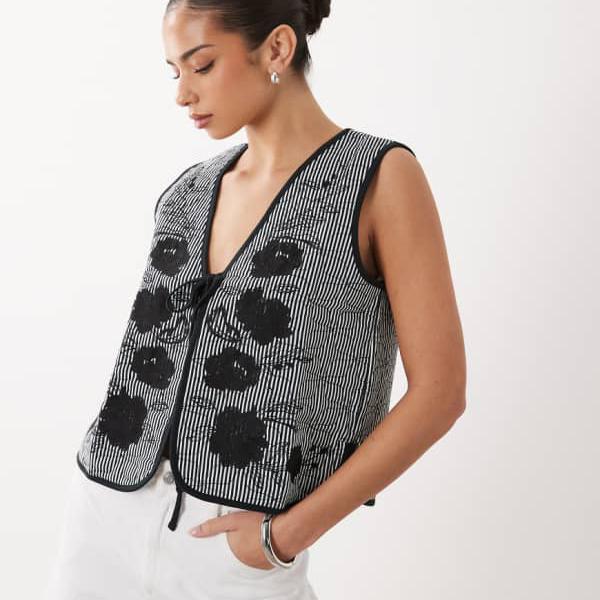 エイソス ASOS asos ASOS DESIGNのキルティングストライプベスト、黒と白の刺しゅう入り口・入口花柄ひな形 トップス レディース 亭主もち インポートブランド ごく小さい大きさから大層らしい大きさまで