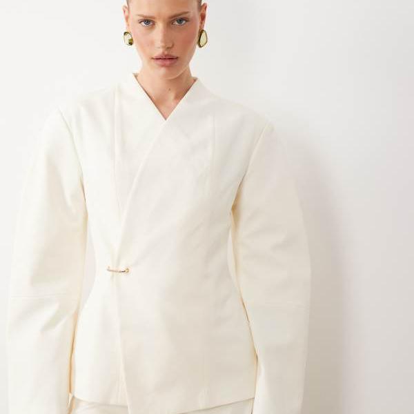 エイソス ASOS asos ASOS DESIGN ウエストを絞ったブレザースーツ、金具のディテール付き、クリーム色 アウター レディース 女性 インポートブランド 小さいサイズから大きいサイズまで