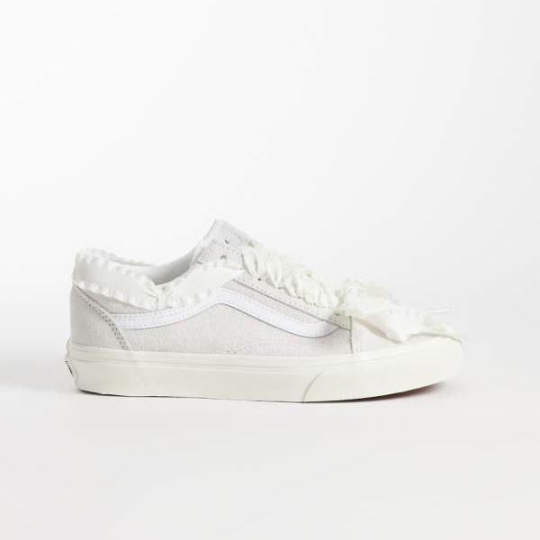 ヴァンズ Vans VANS バンズ レースディテールが施されたホワイトのVans Old Skoolスニーカー 靴 レディース 女性 インポートブランド 小さいサイズから大きいサイズまで