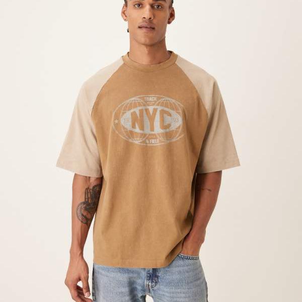 エイソス ASOS asos ASOS DESIGNのオーバーサイズラグランTシャツ（NYCグラフィック、ウォッシュ加工ライトブラウン） トップス メンズ 男性 インポートブランド 小さいサイズから大きいサイズまで