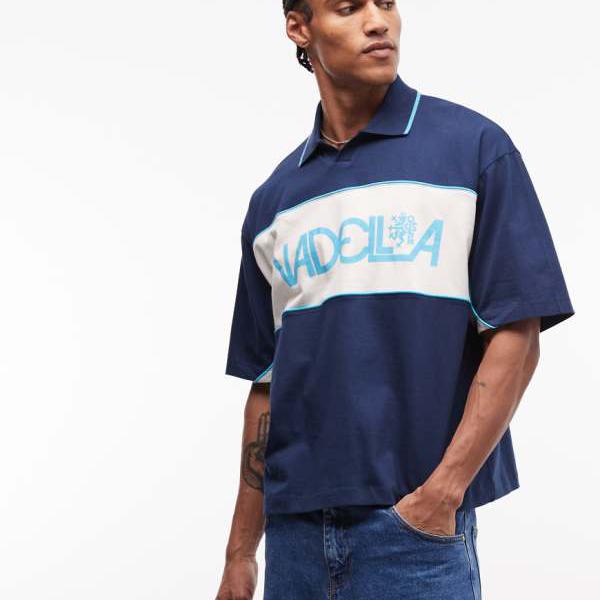 エイソス ASOS asos ASOS DESIGNのボックス席影ぼうしのオーバーサイズポロシャツ。カットソーパネルと運動競技グラフィックがその人の特徴的なうす暗い青み。 トップス メンズ 成人男性 インポートブランド 弱められた大きさから馬鹿でかい大きさまで