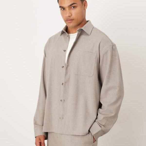 エイソス ASOS asos ASOS DESIGNのオーバーサイズボックスシャツ（ニュートラルブラッシュツイル） トップス メンズ 男性 インポートブランド 小さいサイズから大きいサイズまで