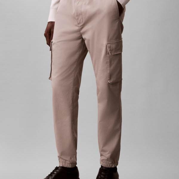 カルバンクラインジーンズ Calvin Klein Jeans カルバン・クライン・ジーンズのスキニーコンフォートカーゴパンツ（ベージュ） パンツ ボトム メンズ 男性 インポートブランド 小さいサイズから大きいサイズまで｜セレクトショップ　Diva　Closet 27,664円
