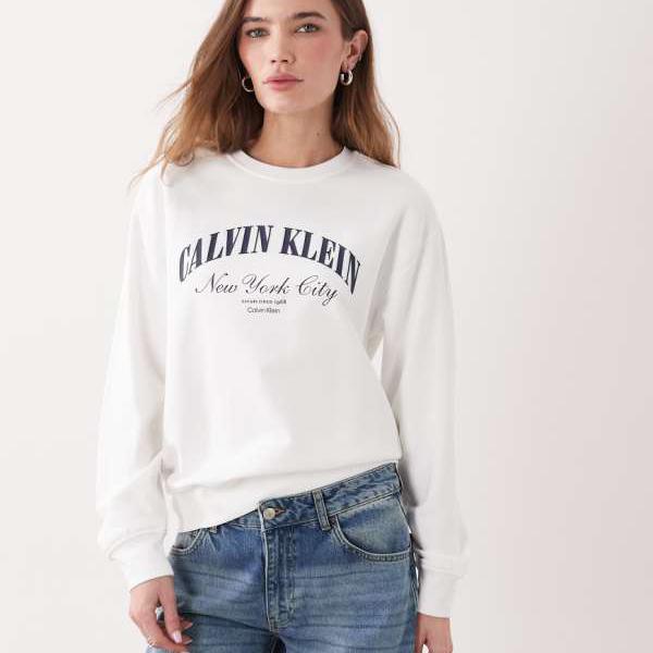 カルバンクラインジーンズ Calvin Klein Jeans カルバン・クライン・ジーンズのロゴグラフィッククルーネックスウェットシャツ（ホワイト） トップス レディース 女性 インポートブランド 小さいサイズから大きいサイズまで
