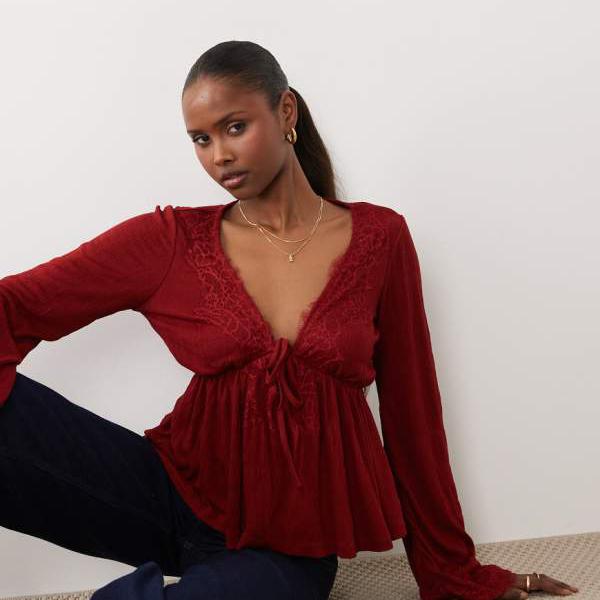 エイソス ASOS asos ASOS DESIGN クリンクルレーストリムのプランジトップ、太陽フレア衣袂、赤いこと ズボン下 下つ方 レディース 亭主もち インポートブランド ごく小さい大きさから大層らしい大きさまで