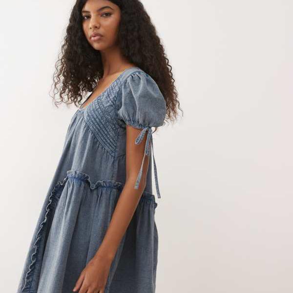 リクレイムドヴィンテージ Reclaimed Vintage ウォッシュドグレーのいの一番タックとシームディテールが施された、ヴィンテージ風のデニムスモックドレス。 衣装 レディース 成人女性 インポートブランド 弱められた大きさから馬鹿でかい大きさまで