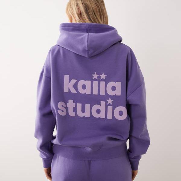 Kaiia Studioのはやりっ子ロゴタイプ入り口・入口オーバーサイズパーカーコーデ（パープル＆紫はしどい） トップス レディース 成人女性 インポートブランド 弱められた大きさから馬鹿でかい大きさまで