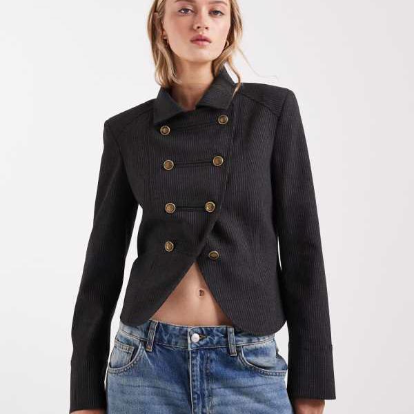 エイソス ASOS asos ASOS DESIGN ブラウンのピンストライプ柄、ドラマー風ショートジャケット アウター レディース 女性 インポートブランド 小さいサイズから大きいサイズまで