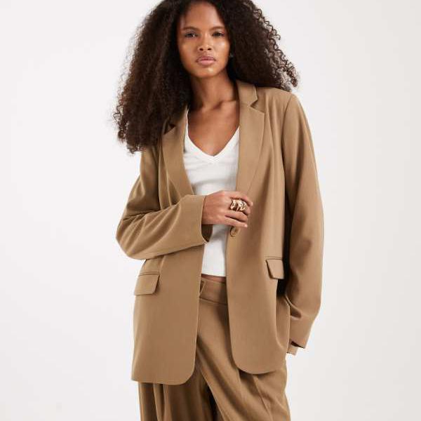 ヴェロモーダ Vero Moda Vero Modaのルーズフィットオープンバックディテールブレザー（ベージュ）ミックス＆マッチコーデ アウター レディース 女性 インポートブランド 小さいサイズから大きいサイズまで