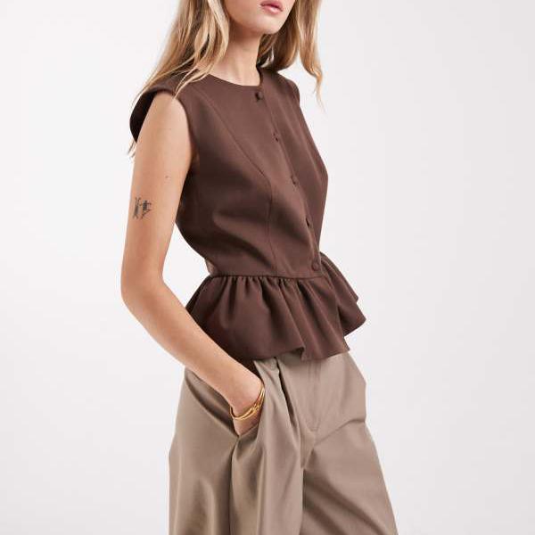 エイソス ASOS asos ASOS DESIGN ボタンダウン ペプラム テーラード トップ モカ トップス レディース 女性 インポートブランド 小さいサイズから大きいサイズまで