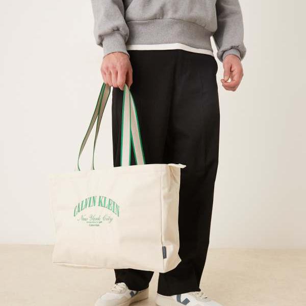 カルバンクライン Calvin Klein カルバン・クラインのグラフィックトートバッグ（白いこと） うしろ側 メンズ 成人男性 インポートブランド