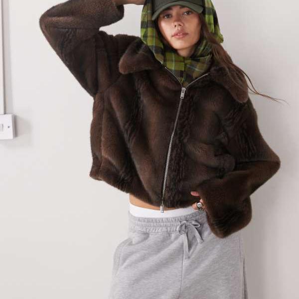 モンキ Monki モンキのチョコレートブラウンのフェイクファージャケット アウター レディース 女性 インポートブランド 小さいサイズから大きいサイズまで