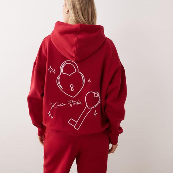 カイアスタジオのコットンリッチ素材を使用した、刺繍入りの鍵と錠のバックグラフィックが特徴的なオーバーサイズフーディーセットアップ(レッドとピンク) トップス レディース 女性 インポートブランド 小さいサイズから大きいサイズまで|セレクトショップ Diva Closet