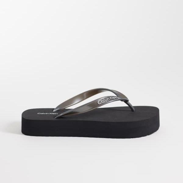 カルバンクライン Calvin Klein カルバン・クライン・ジーンズのフラットフォームメタリックフリップフロップサンダル（ブラック） 靴 レディース 女性 インポートブランド 小さいサイズから大きいサイズまで