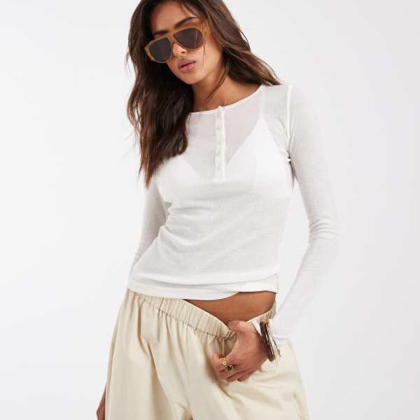 エイソス ASOS asos ASOS DESIGN クリーム色のスーパーシアーヘンリーネックトップス トップス レディース 女性 インポートブランド 小さいサイズから大きいサイズまで
