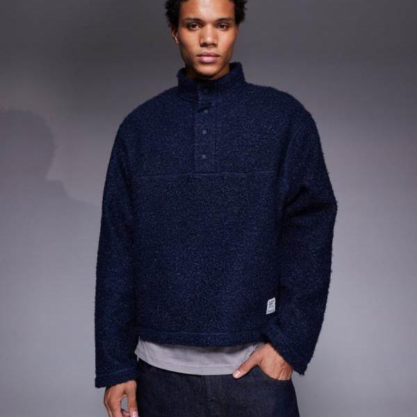 エイソス ASOS asos ASOS DESIGN リラックス感のあるボックスシルエットのポロシャツ（ファンネルネック、ボア素材、ネイビーのワークウェアバッジ付き） トップス メンズ 男性 インポートブランド 小さいサイズから大きいサイズまで｜セレクトショップ　Diva　Closet 9,348円