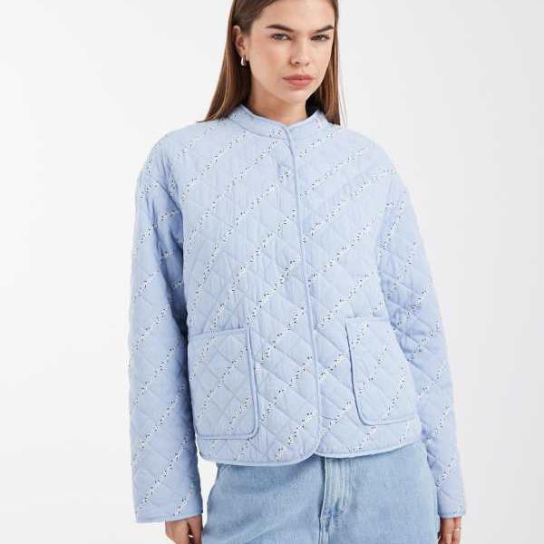 ピーシーズ Pieces ブルーフローラルのキルティングジャケット アウター レディース 女性 インポートブランド 小さいサイズから大きいサイズまで